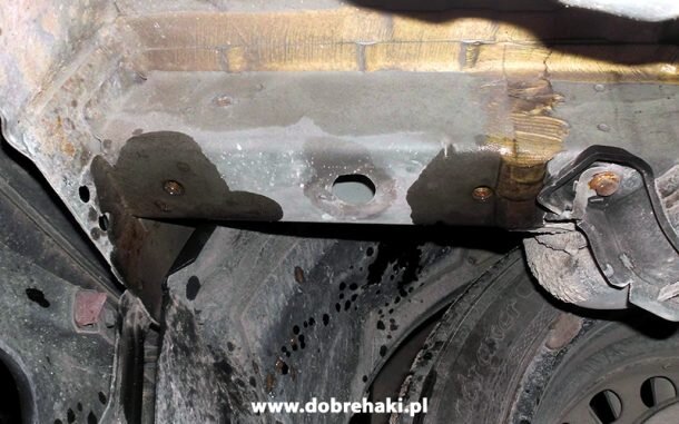 Montaż haka holowniczego Mitsubishi Colt Montaż haka holowniczego Mitsubishi Colt